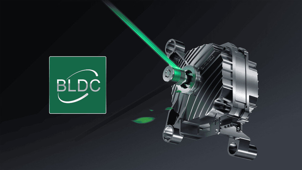 PRALKA TCL FP0834WA1PL Grafika przedstawia srebrny silnik pralki typu BLDC na ciemnym tle, oświetlony zielonym promieniem oraz obok zielone logo z napisem „BLDC”, podkreślające wydajny i energooszczędny napęd silnik Digital Inverter BLDC cicha praca wysoka wydajność długa żywotność oszczędność energii stabilne działanie komfort