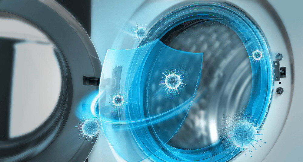 PRALKA TCL FP0934WA1PL Ujęcie otwartych drzwiczek pralki z nałożoną niebieską tarczą ochronną i unoszącymi się ikonami wirusów, co symbolizuje zabezpieczenie bębna i odzieży przed bakteriami ABS eliminacja bakterii higiena prania bezpieczeństwo skóry rodzina alergicy