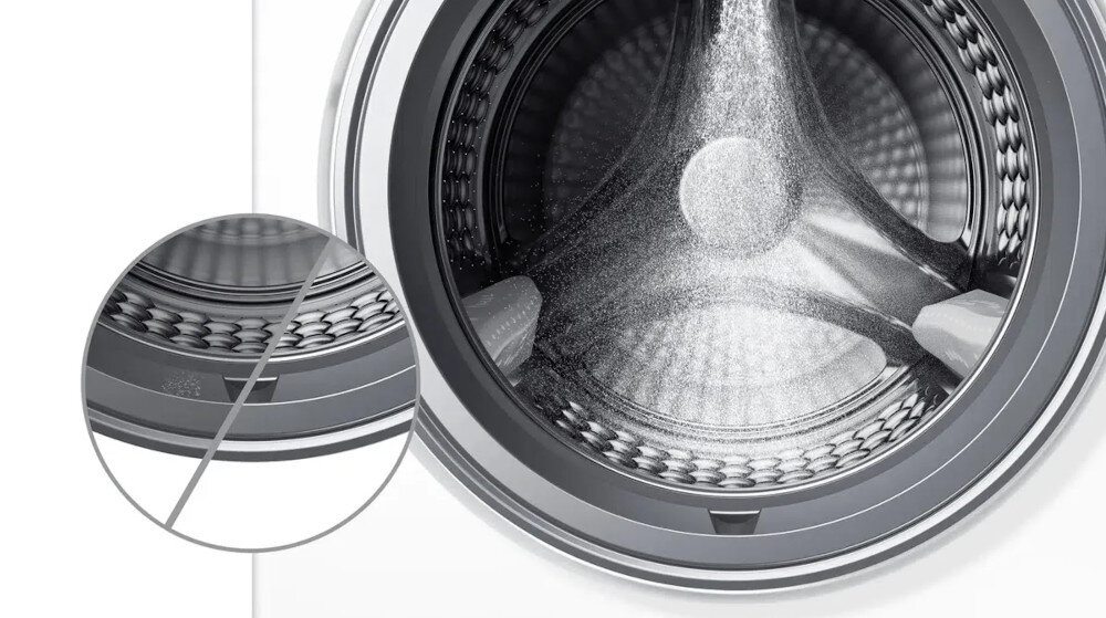 PRALKA TCL FP0934WA1PL Ujęcie wnętrza bębna pralki z delikatnym natryskiem wody oraz powiększonym fragmentem struktury ścian, podkreślające równomierne rozprowadzanie wody i łagodny kontakt z tkaninami Spray Clean czyszczenie bębna higiena pralki usuwanie resztek detergentu dłuższa żywotność