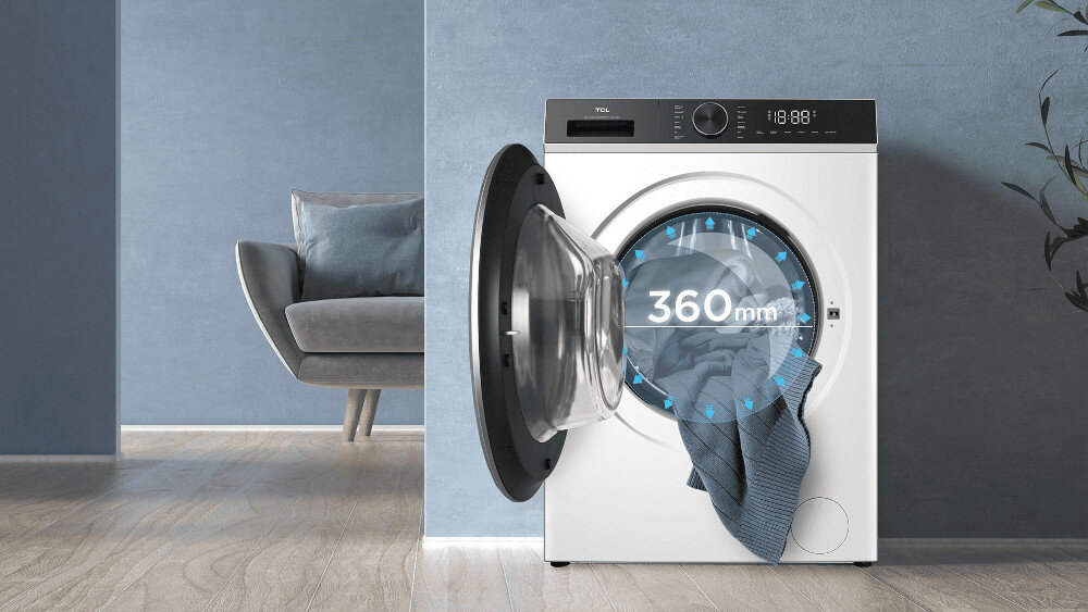 PRALKA TCL FP0934WA1PL Pralka z otwartymi drzwiczkami w szarym wnętrzu, z nałożoną grafiką „360 mm” na froncie bębna, podkreślającą szeroki otwór załadunkowy ułatwiający wkładanie i wyjmowanie ubrań szerokie drzwi Mega Opening wygodne wkładanie i wyjmowanie duże rzeczy komfort rodzinny