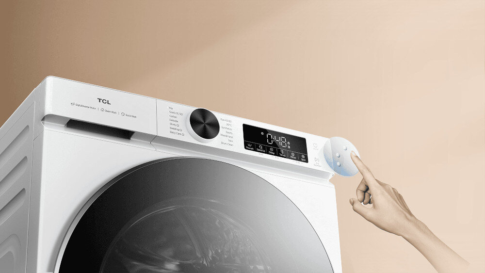 PRALKA TCL FP0944WA0PL Ujęcie z boku prezentuje białą pralko‑suszarkę TCL z eleganckim panelem sterowania, a obok wysunięto graficzną ikonę inteligentnego asystenta/kontrolera, do którego zbliża się dłoń, podkreślając zdalne sterowanie urządzeniem panel sterowania Braille dostępność osoby niedowidzące łatwa obsługa komfort użytkowania