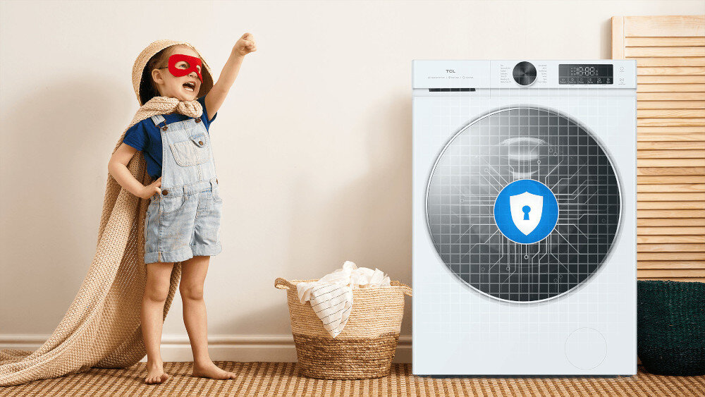 PRALKA TCL FP0944WA0PL W przytulnym, domowym wnętrzu obok białej pralko‑suszarki TCL stoi dziecko przebrane za superbohatera z peleryną, a na drzwiach bębna widnieje niebieska tarcza z symbolem kłódki, co podkreśla bezpieczną blokadę przed dziećmi blokada dzieci ochrona bezpieczeństwo
