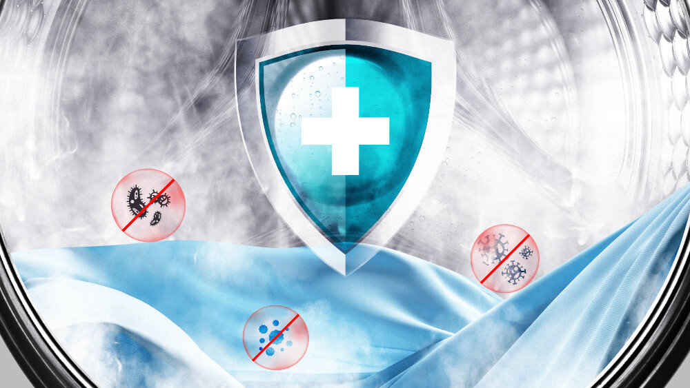 PRALKA TCL FP0944WA0PL Grafika wnętrza bębna pralki z parą wodną, tarczą w kształcie tarczy z krzyżykiem ochronnym oraz ikonami przekreślonych drobnoustrojów na tle tkaniny, symbolizująca higieniczne pranie parowe Steam Wash pranie parowe usuwanie bakterii alergeny higiena ubrań