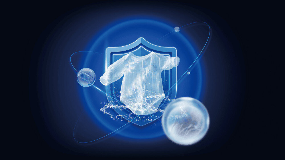 PRALKA TCL FP0944WA0PL Grafika na granatowym tle przedstawia świetlisty kontur koszulki na tle tarczy ochronnej, otoczonej niebieską poświatą i kulami wody, co symbolizuje delikatną, bezpieczną ochronę tkanin podczas prania eliminacja bakterii drobnoustroje higiena prania czyste ubrania bezpieczeństwo skóry alergicy rodziny z dziećmi