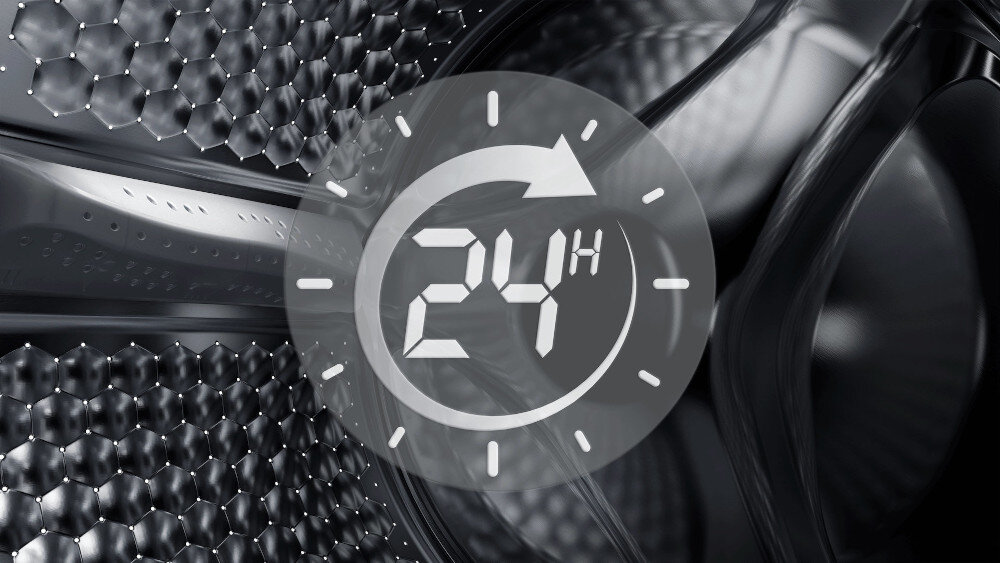 PRALKA TCL FF0924WA0PL Grafika przedstawia stos starannie złożonych ubrań umieszczony w centrum okrągłego zegara z podpisem „24h”, symbolizującego możliwość świeżego prania nawet po 24 godzinach od zakończenia cyklu harmonogram prania planowanie startu cyklu dopasowanie do trybu życia wygoda