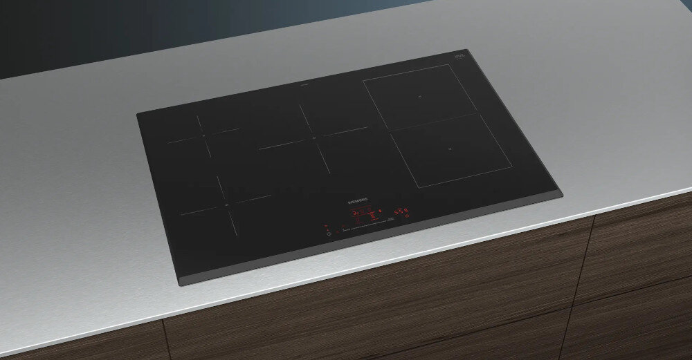 Płyta indukcyjna SIEMENS ED851HWB1E lifestyle front blat kuchnia 17 stopni mocy PowerBoost szereg funkcji moc 7400 W szerokość 80,2 cm i wysokość 5,1 cm PowerBoost oszczędność czasu zwiększenie mocy sterowanie aplikacja smartfon Wi-Fi Home Connect automatyczna aktywacja dezaktywacja moc oświetlenie Synchronizacja