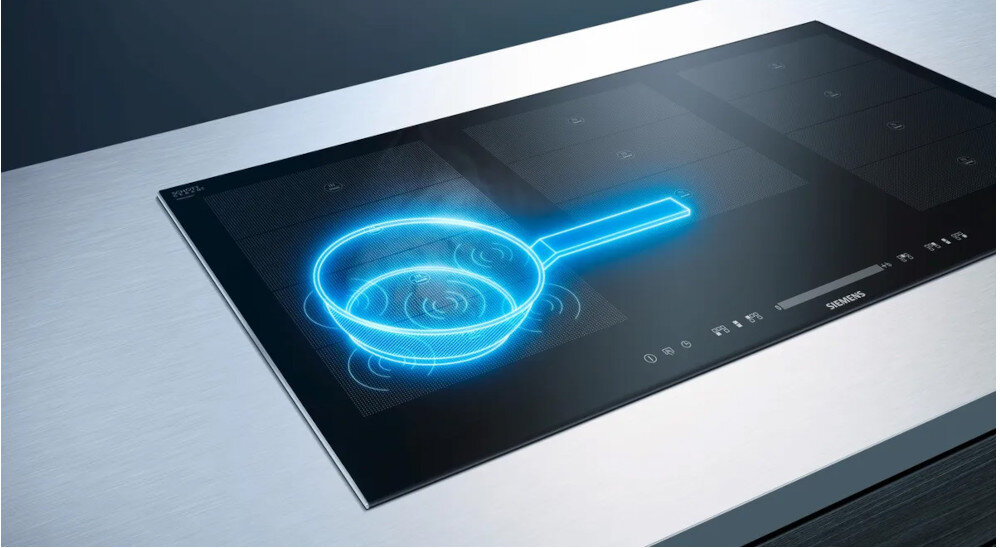 Płyta indukcyjna SIEMENS ED851HWB1E zdjęcie poglądowe niebieski czarny wizualizacja patelnia PowerBoost oszczędność czasu zwiększenie mocy
