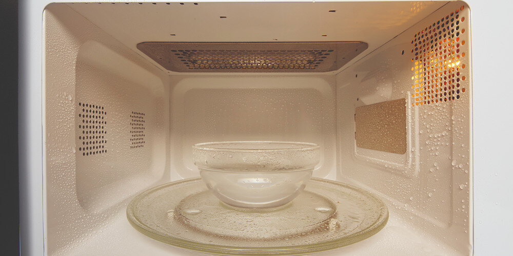 KUCHNIA MIKROFALOWA GORENJE MO17E1W wnętrze talerz miska z wodą para skroplona woda czyszczenie parą program AutoClean łatwe czyszczenie para wodna usuwanie zabrudzeń