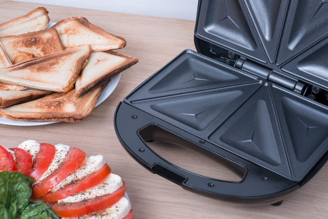 Opiekacz CONCEPT SV-3030 trójkąt stal nierdzewna + czerń 700 W Prosta obsługa dla każdego ciepły posiłek moc nagrzewa się szybko i równomiernie