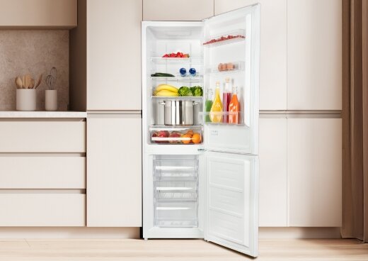 Lodówka z otwartymi drzwiami w zabudowie kuchennej.