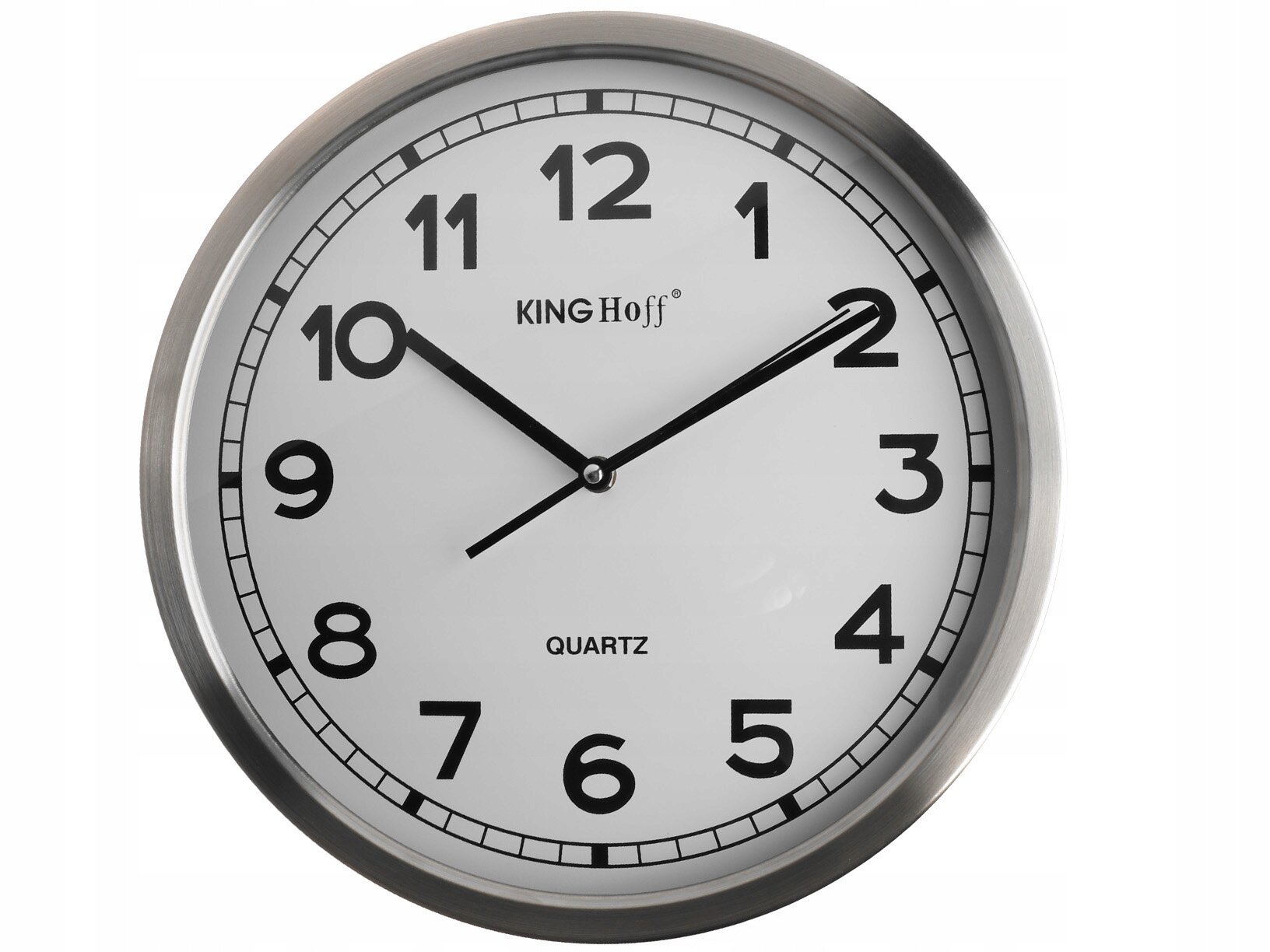 Zegar ścienny z dużymi czarnymi cyframi na białej tarczy, z napisem \'KING Hoff\' i \'QUARTZ\'. Obudowa zegara jest stalowa, a wskazówki są czarne.