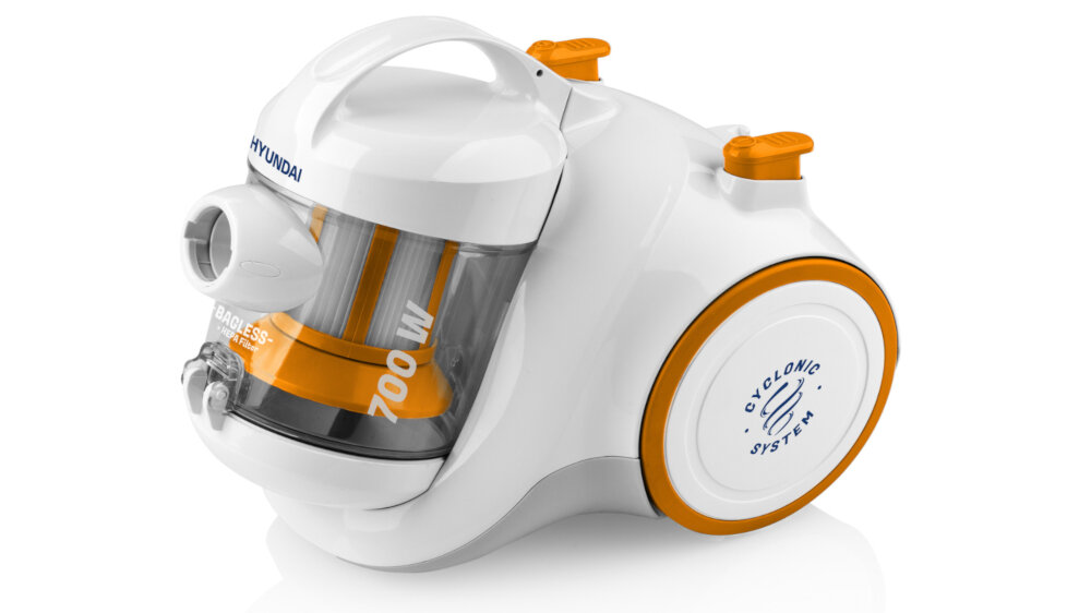 Biało-pomarańczowy odkurzacz z napisem \'HYUNDAI\' oraz \'700 W\' na przezroczystym pojemniku. Na kole widoczny jest napis \'CYCLONIC SYSTEM\'.