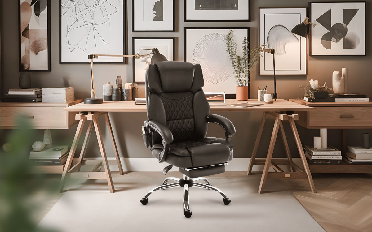 Fotel MARK ADLER Boss 6.0 Czarny, komfort, wygoda, praca, masaż, fotel stoi w pokoju biurowym przy biurku