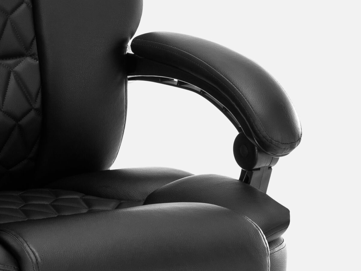 Fotel MARK ADLER Boss 6.0 Czarny, dotyk, przyjemny, pielęgnacja, wytrzymały, na białym tle zbliżenie na oparcie, podłokietnik i siedzisko