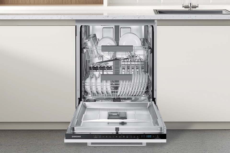 Zmywarka pomieści dużo naczyń, m.in. duże garnki, filiżanki, wysokie kieliszki, talerze i talerzyki Zmywarka pomieści dużo naczyń, m.in. duże garnki, filiżanki, wysokie kieliszki, talerze i talerzyki