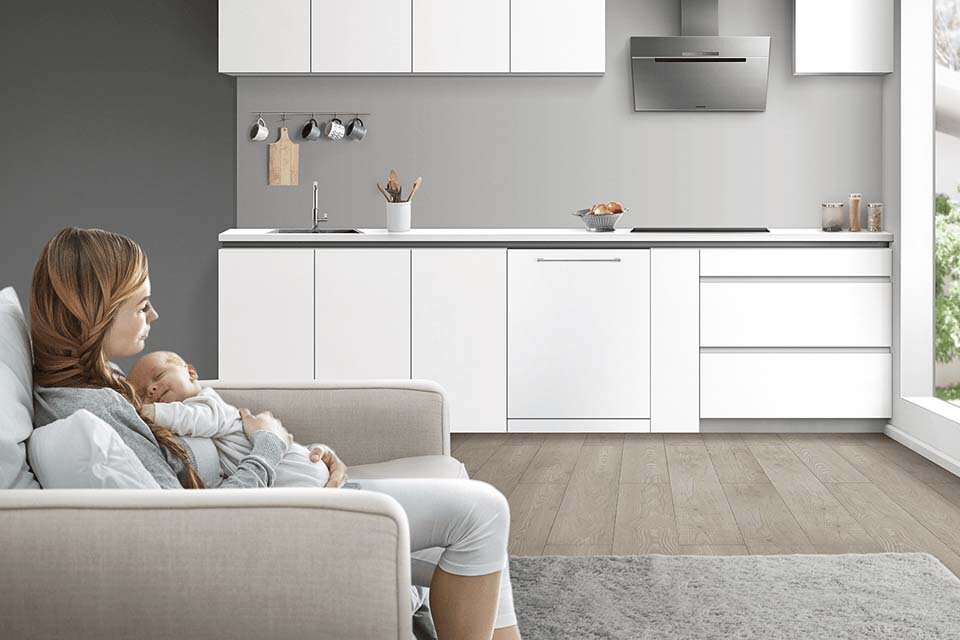 Zmywarka pracuje cicho, więc możesz się relaksować mimo jej używania Zmywarka pracuje cicho, więc możesz się relaksować mimo jej używania