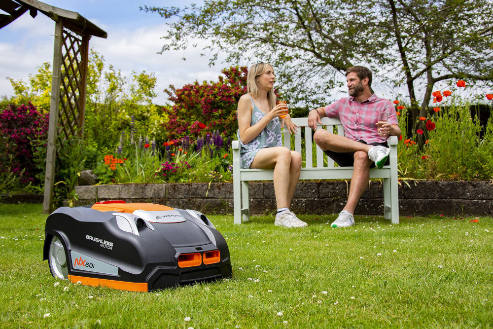 Robot koszący YARD FORCE YF-RNX60I sterowanie Wi-Fi pięknie utrzymany zielony trawnik bez potrzeby samodzielnego koszenia sterowany Wi-Fi nieskazitelne cięcia zdrowy trawnik