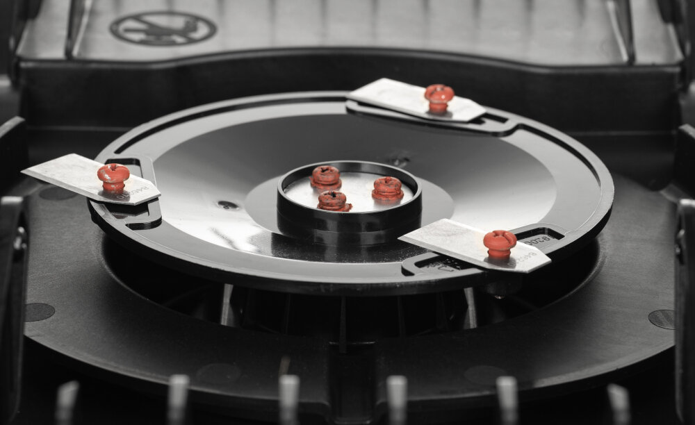 Robot koszący YARD FORCE YF-RNX60I sterowanie Wi-Fi proste w instalacji i obsłudze urządzanie 3 obrotowe noże koszące koszenie w zakresie od 20 do 60 mm szerokość robocza do 18 cm