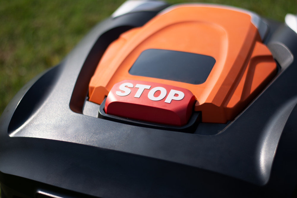 Robot koszący YARD FORCE YF-RNX60I sterowanie Wi-Fi kod PIN zabezpieczenie przed złodziejami po rejestracji e-maila większa ochrona przeciwkradzieżowa przycisk awaryjny STOP natychmiastowe zatrzmanie robota