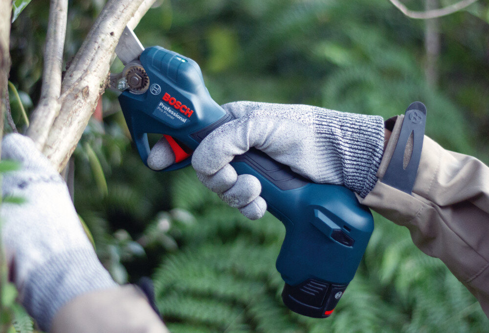 Sekator akumulatorowy BOSCH Pro Pruner 06019K1021 krzewy liście drzewa osoba przycina gałęzie noże odporne na korozję wysoka jakość cięcia do 500 000 cięć w całym okresie eksploatacji