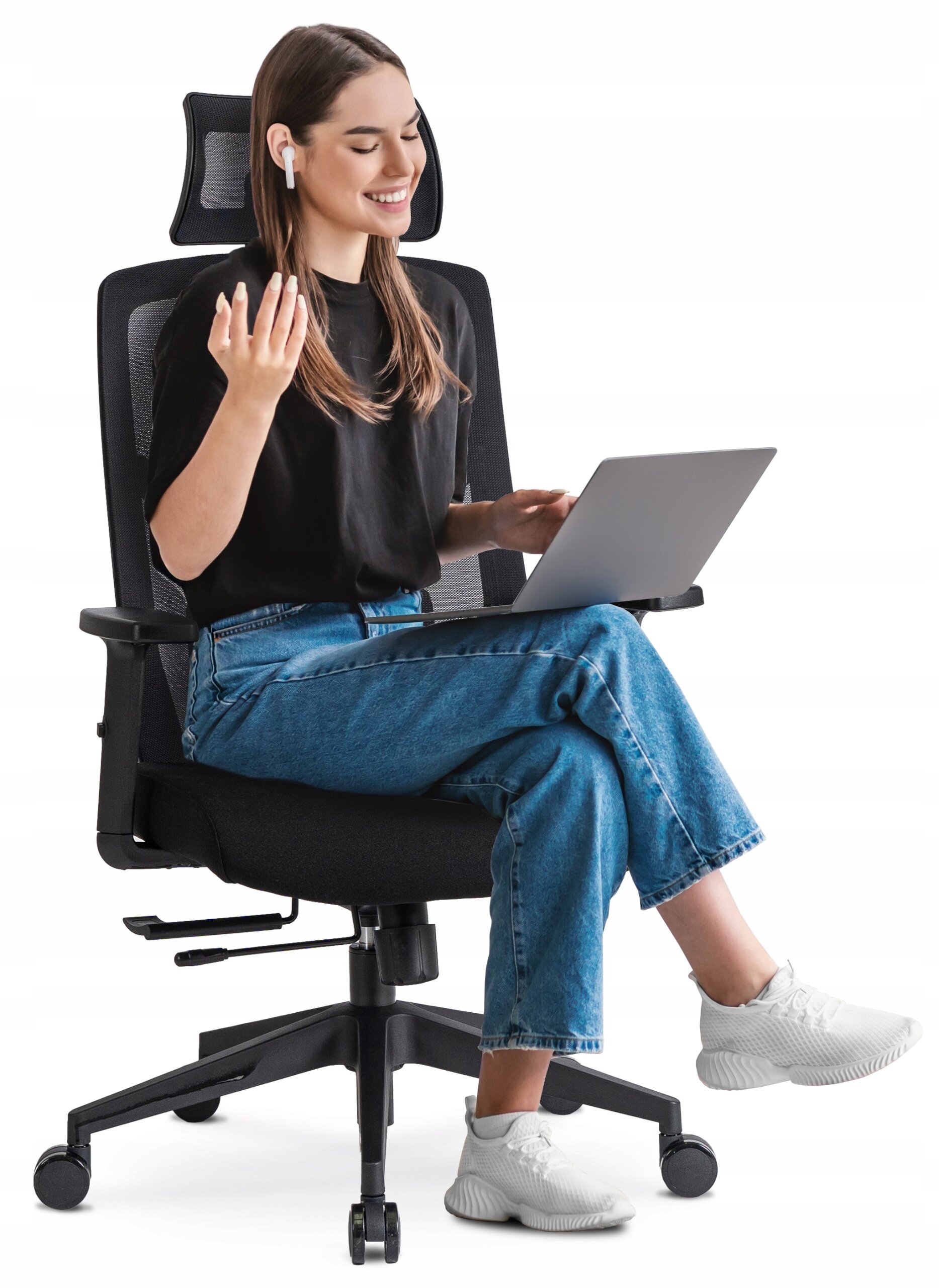 Osoba siedzi na czarnym, ergonomicznym krześle obrotowym, trzymając laptopa na kolanach. Krzesło ma wysokie oparcie i podłokietniki, a osoba nosi słuchawki bezprzewodowe.