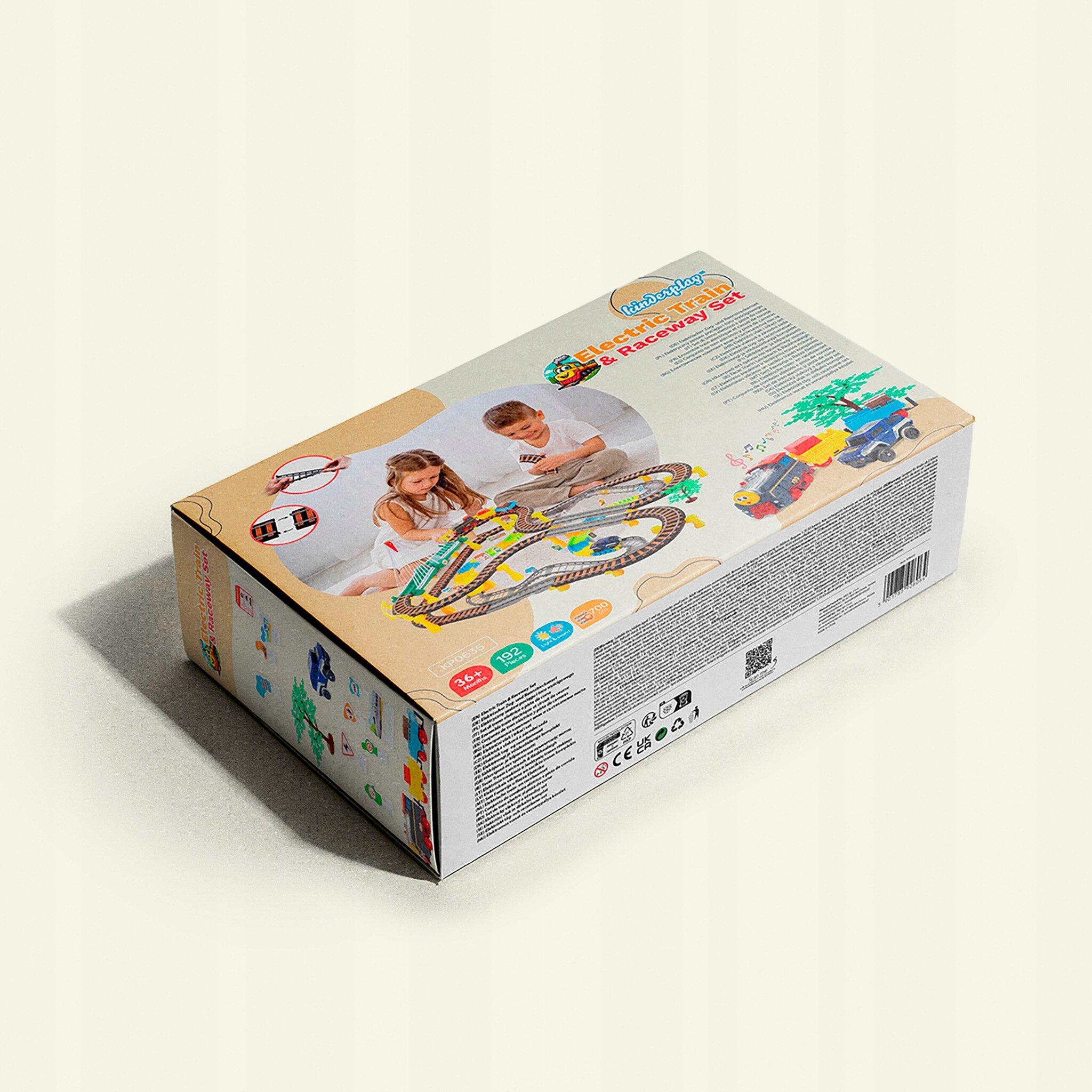 Pudełko z zestawem \'Kinderplay Electric Train & Raceway Set\' z ilustracją dzieci bawiących się kolejką. Na opakowaniu widoczne są kolorowe elementy toru i lokomotywy oraz informacje o zawartości zestawu.