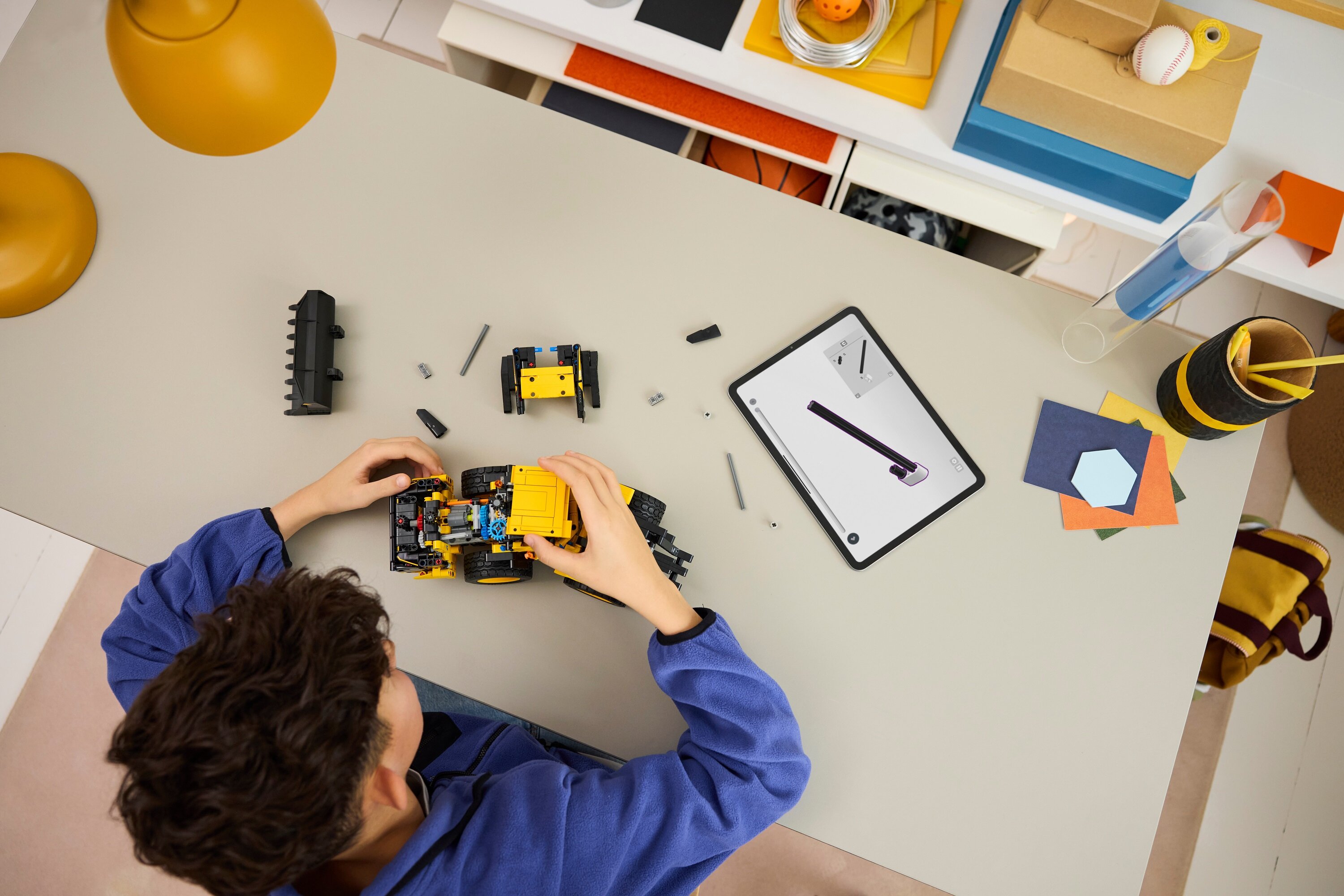 LEGO 42209 Technic Ładowarka kołowa Volvo L120 Electric  dziecko buduje zestaw zdolności manualne rozwój dziecka koordynacja umiejętności wyobraźnia 
