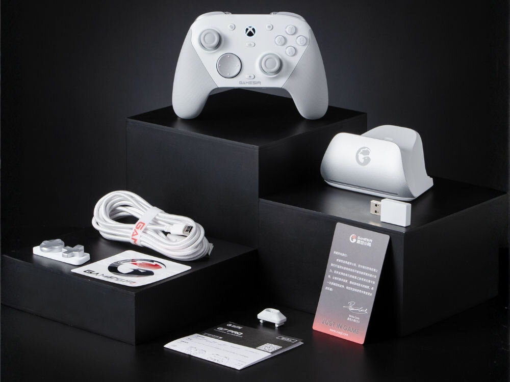 Kontroler GAMESIR G7 Pro Tri-Mode Biały pokazanie zawartości pudełka na ciemnym tle na podestach