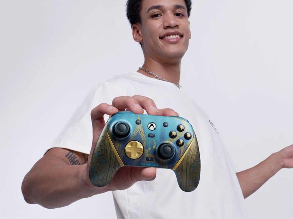 Kontroler GAMESIR G7 Pro Tri-Mode Wuchang: Fallen Feathers Edition
                kontroler trzymany przez mężczyznę w dłoni na jasnym tle