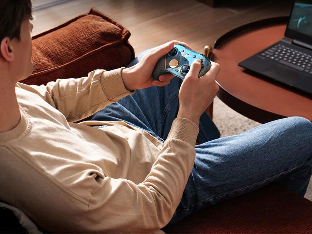 Kontroler GAMESIR G7 Pro Tri-Mode Wuchang: Fallen Feathers Edition
                mężczyzna na kanapie naprzeciwko laptopa z kontrolerem w ręku połączenie xbox pc android 2.4g przewodowe bluetooth zaczep przewodu