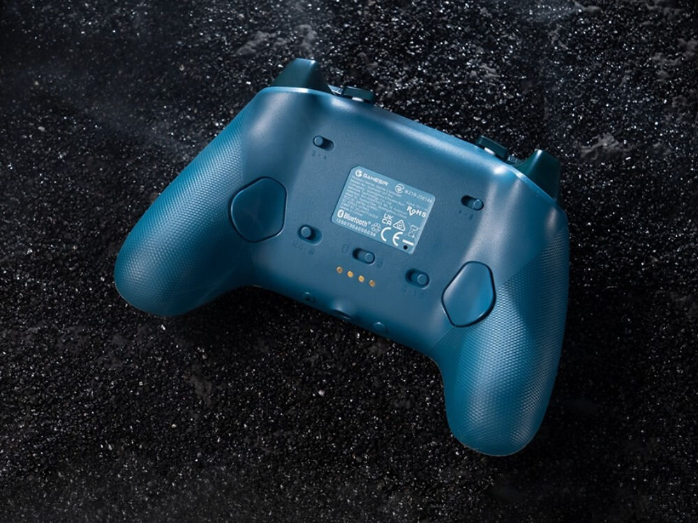 Kontroler GAMESIR G7 Pro Tri-Mode Wuchang: Fallen Feathers Edition
                prezentacja pada od tyłu na tle imitującym asfalt cztery dodatkowe przyciski własny układ sterowania mechaniczne mikroprzełączniki optyczne dokładne kliknięcia żyroskop