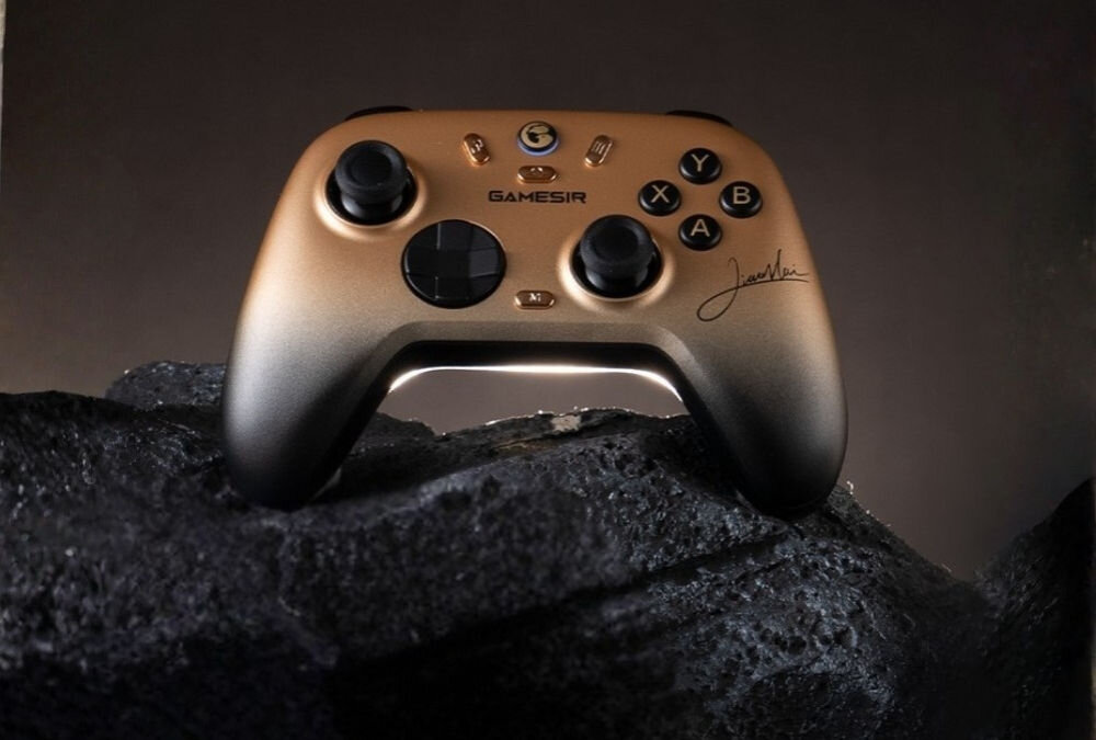 Kontroler GAMESIR Nova 2 Lite Champion Edition Złoty 
                na skale na ciemnym tle