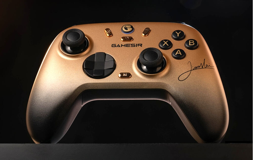 Kontroler GAMESIR Nova 2 Lite Champion Edition Złoty
                z frontu na ciemnym tle podpis xiaohai gamepad kierowany do graczy konstrukcja wygodna
