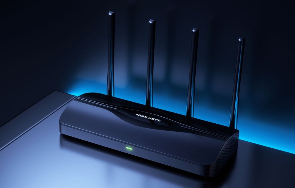 Router MERCUSYS MR27BE Czarny router bezprzewodowy z czterema pionowymi antenami i świecącą zieloną diodą LED na przednim panelu, umieszczony na ciemnym tle