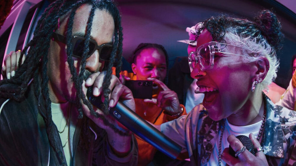 Power Audio SONY ULT Tower 9 AC Karaoke Czarny osoba w dredach śpiewająca do mikrofonu 2 wejścia mikrofonowe wysuwane uchwyty na mikrofon kompatybilność z mikrofonami obsługa gitary