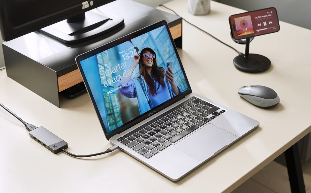 GREEN CELL MagScape 3w1 105 x 105 x 146 mm niewielkim biurku czy stoliku nocnym smukła forma elegancki design ładowarka obok laptopa