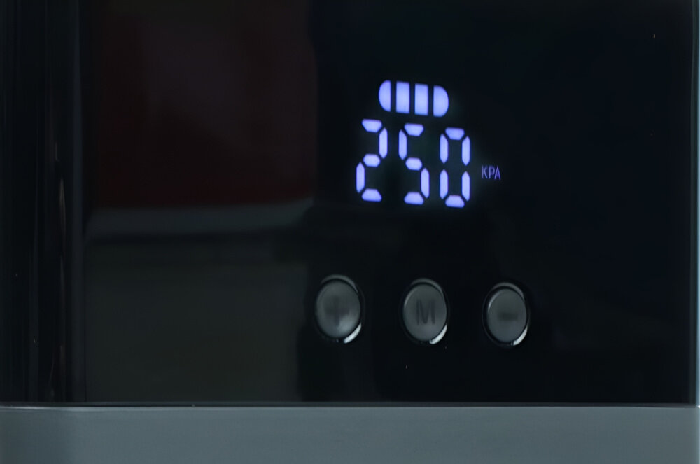 Urządzenie rozruchowe KONNER & SOHNEN KS JS-1400 zaawansowany cyfrowy wyswietlacz intuicyjny precyzyjny podglad wszystkich kluczowych parametrow monitoring latwa kontrola nad dzialaniem szybkie dostosowanie ustawien do potrzeb