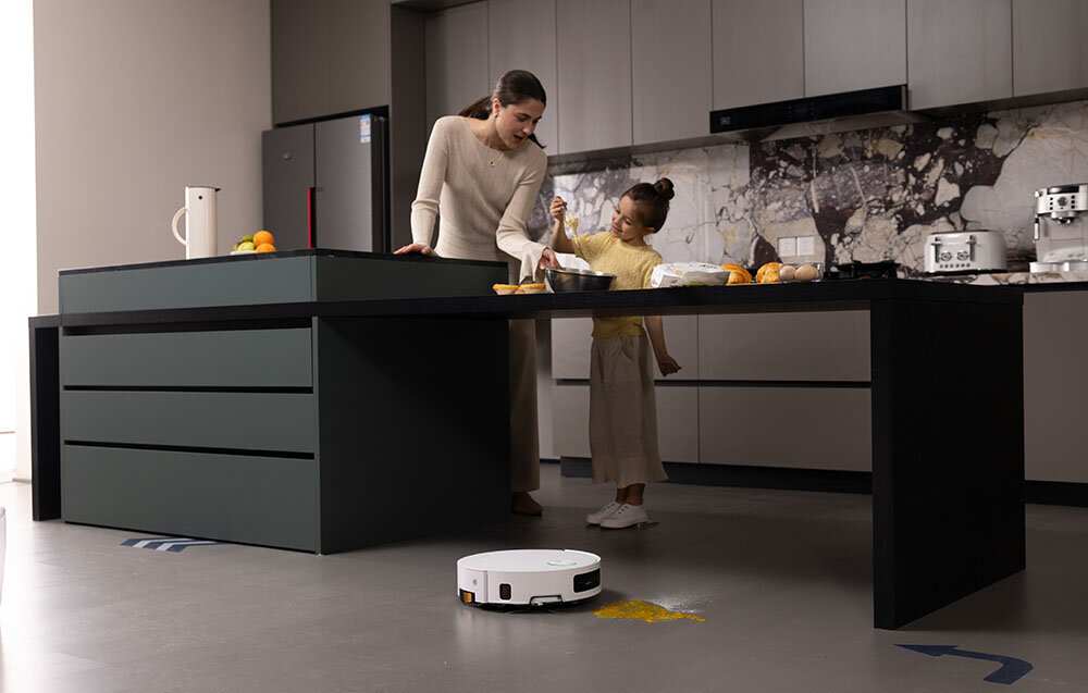 Robot sprzątający DREAME Aqua 10 Ultra Track Complete Biały Antykolizyjna nawigacja AI System OmniSight™ AI Navigation dwie kamery o szerokim kącie 160 boczny czujnik światła strukturalnego 3D StereoEdge™° oświetlenie LED mapę otoczenia 240 typów obiektów z precyzją do 1 mm i planuje trasę Czujnik StereoEdge™ przy ścianach W trybie VersaLift™ czujnik DToF sprzątanie