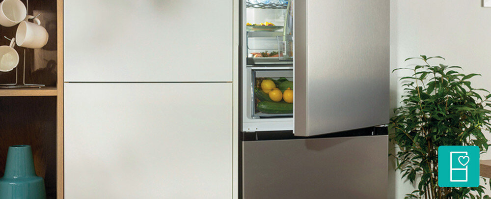 LODÓWKA GORENJE NRC620BSXL4 lifestyle wizualizacja kuchnia zabudowa dekoracje lodówka uchylone drzwi widoczna szuflada warzywa owoce Utrzymuje stałą temperaturę AdaptTech bez wahań temperatury zachowanie świeżości