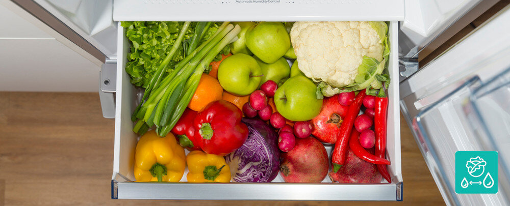LODÓWKA GORENJE NRC620BSXL4 lifestyle wizualizacja Szuflada z regulacją wilgotności CrispZone owoce warzywa jabłka papryka sałata rzodkiewka granat por kolorowe szuflada wysunięta otwarta 