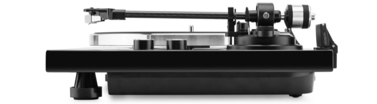 Gramofon JVC AL-E534B ramię z włókna węglowego precyzja napęd paskowy, gramofon z boku na białym tle