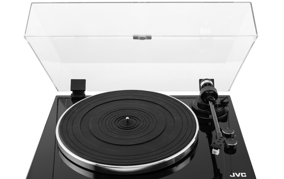 Gramofon JVC AL-E534B prędkości 33 1/3 45 obr min prosty przełącznik obsługa płyt, gramofon z pokrywą od frontu na białym tle
