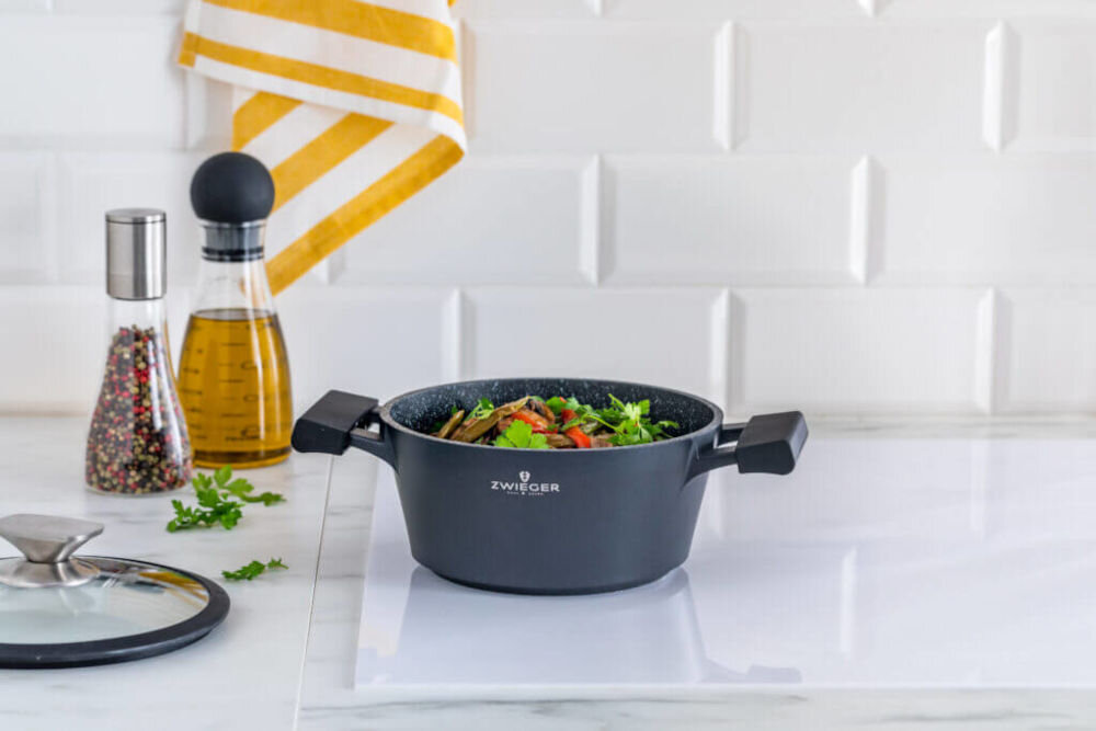 Zestaw Garnków ZWIEGER Black Stone (6 elementów) z odlewanego aluminium w technologii die cast trwałe odporne na odkształcenia wewnętrzna nieprzywierająca powłoka granitowa GREBLON ułatwienie gotowania i smażenia chropowata faktura trzy rozmiary 20 cm 2 l 24 cm 3,5 l  28 cm 5,5 l wszechstronne rozwiązanie wygoda trwałość optymalne efekty kulinarne 