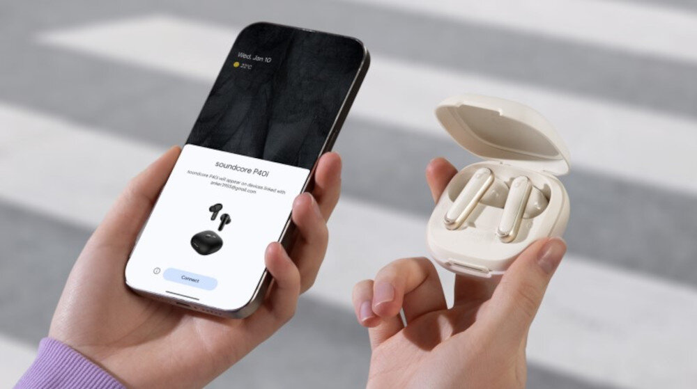 Słuchawki dokanałowe SOUNDCORE P40i ANC Fast Pair szybkie parowanie Android, sooba trzymająca smartfon oraz etui wraz z słuchawkami