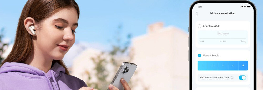 Słuchawki dokanałowe SOUNDCORE P40i ANC regulacja ANC pięć poziomów trzy tryby, osoba z założonymi słuchawkami dokanałowymi z telefonem w ręku