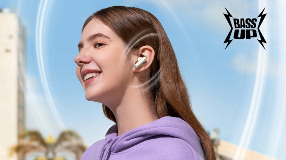 Słuchawki dokanałowe SOUNDCORE P40i ANC BassUp mocne basy przetworniki 11mm, osoba z założonymi słuchawkami dokanałowymi otoczona dźwiękiem