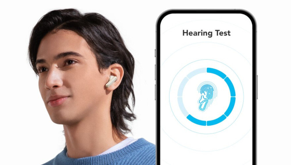 Słuchawki dokanałowe SOUNDCORE P40i ANC HearID profil dźwięku personalizacja, osoba z założonymi słuchawkami dokanałowymi, smartfon