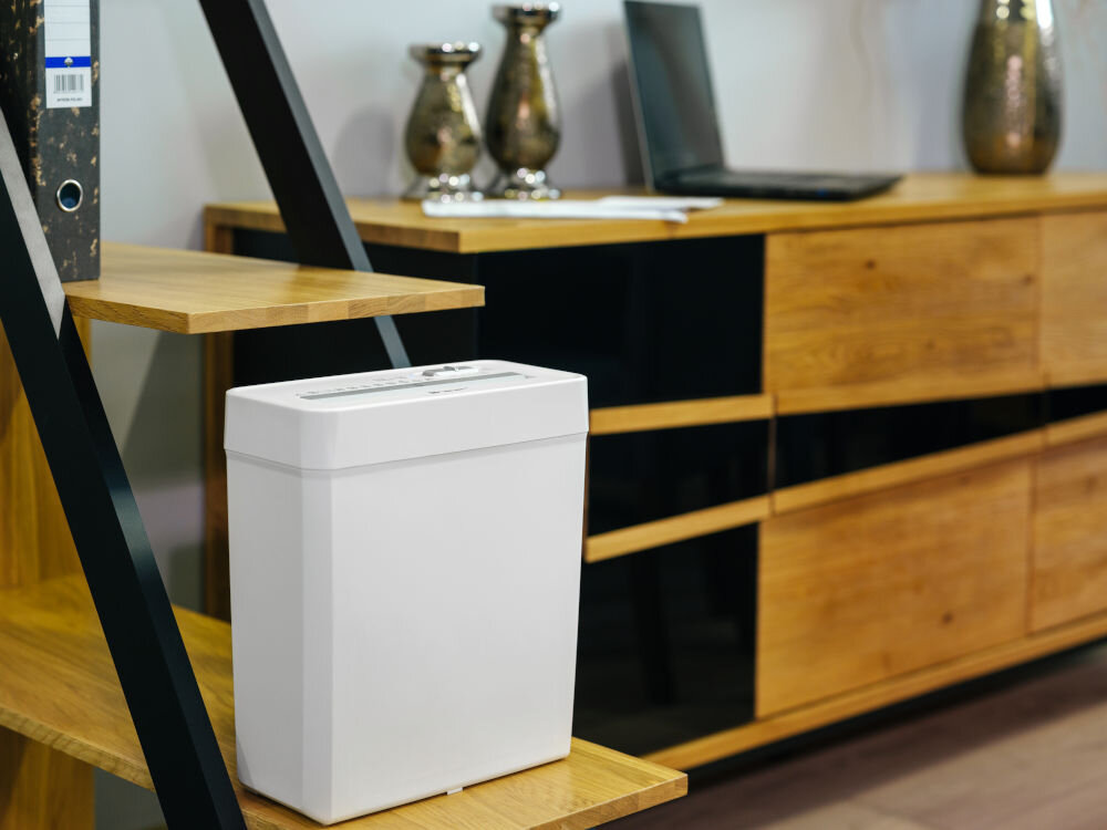 Niszczarka TRACER Razor 3 10 L, P-2, Paski, Automatyczny Start/Stop, Funkcja cofania Biały prezentacja niszczarki w pokoju na regale głośność nie zakłóca spokoju ochrona termiczna zabezpieczenie przed przegrzaniem