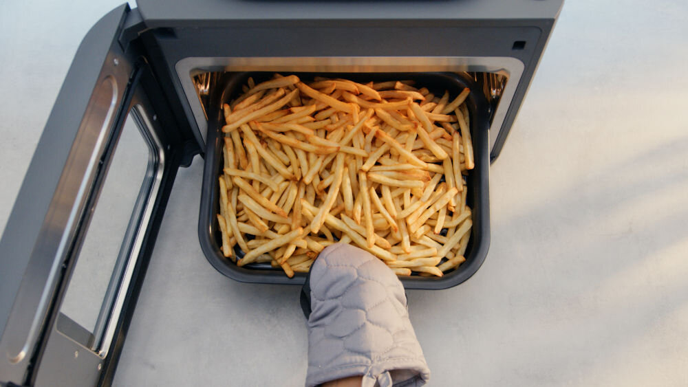 Multicooker NINJA Combi SFP700EU wszechstronne urządzenie prawdziwa przyjemnosć funkcja multicookera piekarnika frytkownicy powietrznej 12 różnych trybów gotowania chrupiące frytki elikatne desery aromatyczne dania mięsne jedno urządzenie idealne rozwiązanie oszczędność czasu i miejsca różnorodność jakość przygotowywanych potraw 