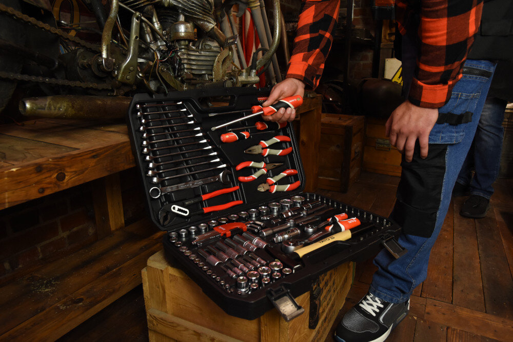 Zestaw narzędzi YATO YT-38901 122 elementów zaawansowany system AS-Drive zwieksza maksymalny moment obrotowy o 25% ochrona obrzeza nakretek efektywnosc wkretaki magnetyczne i utwardzone koncowki raczki z antyposlizgowego dwukomponentowego materialu TPR